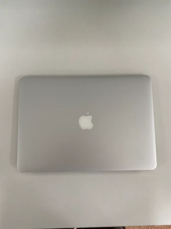 MacBook Air 13" - 2017 - A1466 - i7 - Image 4